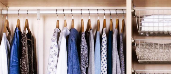 organise-bedroom-clothes-hangers